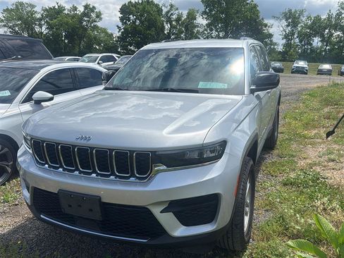 Used 2022 Jeep Grand Cherokee Laredo AWD/4WD image 3