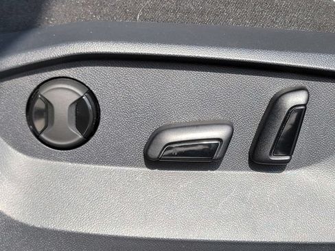 Used 2024 Volkswagen Taos SE FWD image 3
