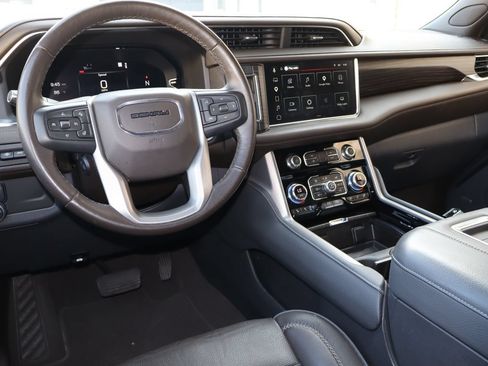 Used 2022 GMC Yukon XL Denali AWD/4WD image 5
