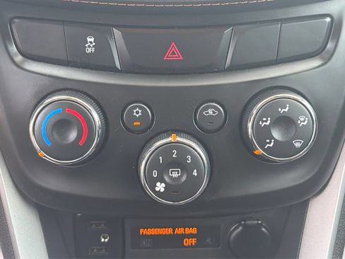 Used 2020 Chevrolet Trax LT w/ LT Convenience Package FWD image 29