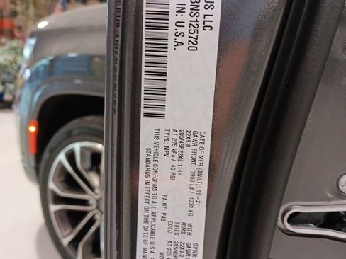 Used 2022 Jeep Grand Wagoneer Series III w/ Rear Seat Video Group 1 image 10