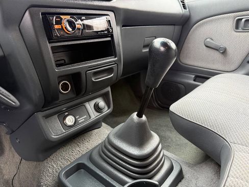 Used 2001 Nissan Frontier XE image 21