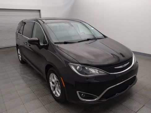 Used 2019 Chrysler Pacifica Touring Plus w/ Tire & Wheel Group FWD image 13