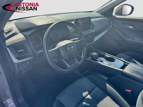 Used 2025 Nissan Rogue SV FWD image 11