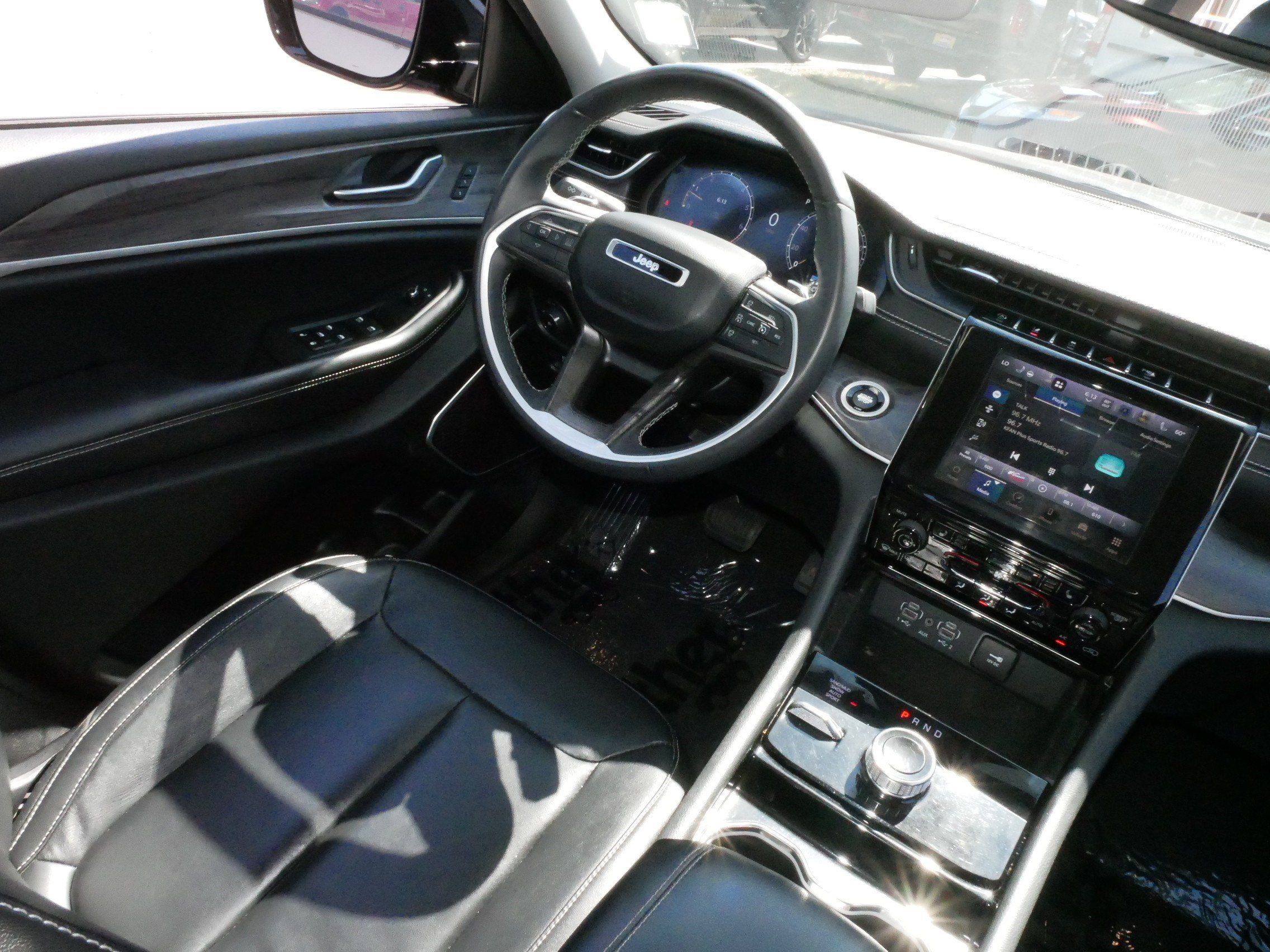 Used 2022 Jeep Grand Cherokee L Limited AWD/4WD image 9