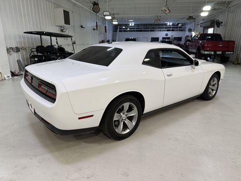 Used 2015 Dodge Challenger SXT image 5