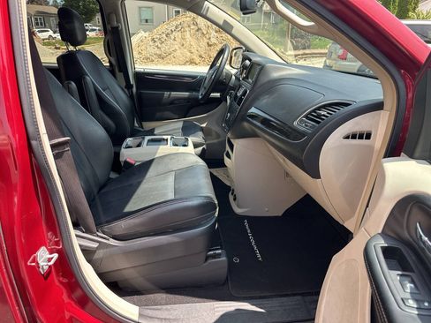 Used 2014 Chrysler Town & Country Touring FWD image 13