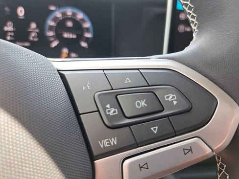 New 2026 Volkswagen Tiguan SE FWD image 13