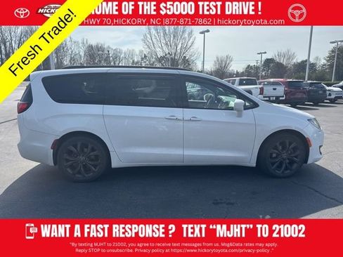 Used 2020 Chrysler Pacifica Touring-L w/ S Appearance Package image 3