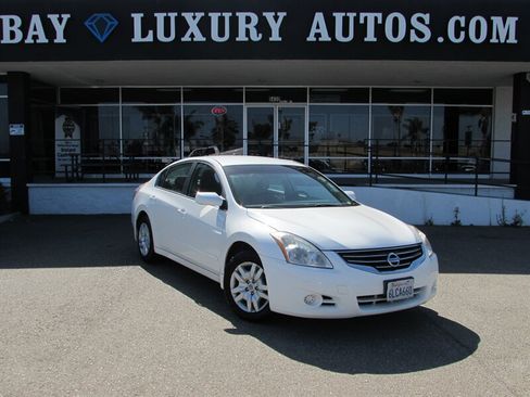 Used 2010 Nissan Altima 2.5 S FWD image 1