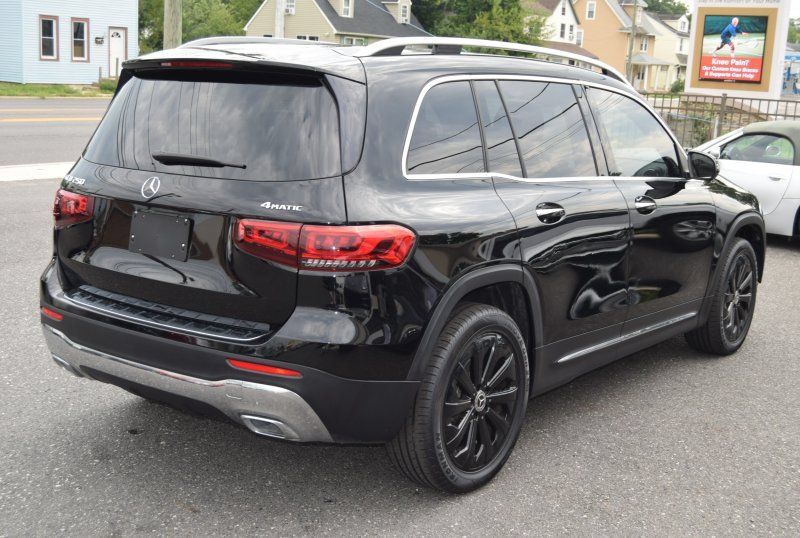 Used 2021 Mercedes-Benz GLB 250 4MATIC w/ Premium Package image 9