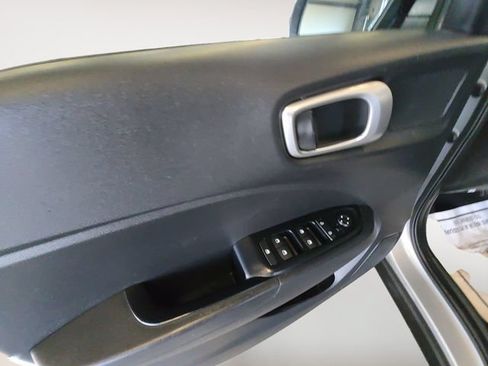 Used 2020 Hyundai Venue SE FWD image 10