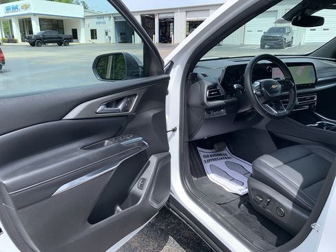 Used 2025 Chevrolet Traverse LT FWD image 17