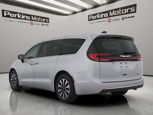 Used 2024 Chrysler Pacifica Limited FWD image 3