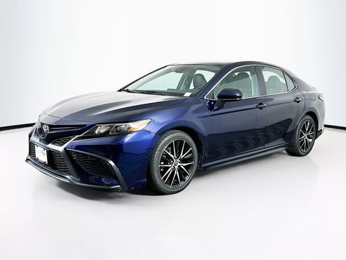 Used 2021 Toyota Camry SE FWD image 3