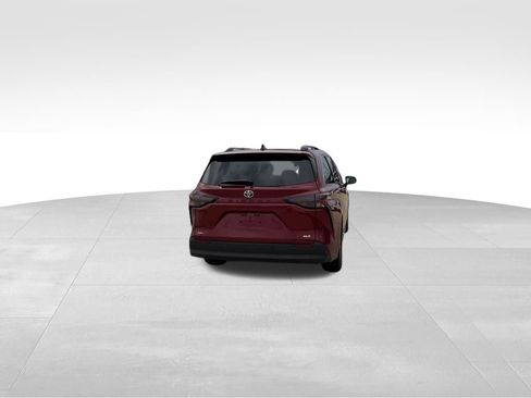Used 2026 Toyota Sienna XLE image 7