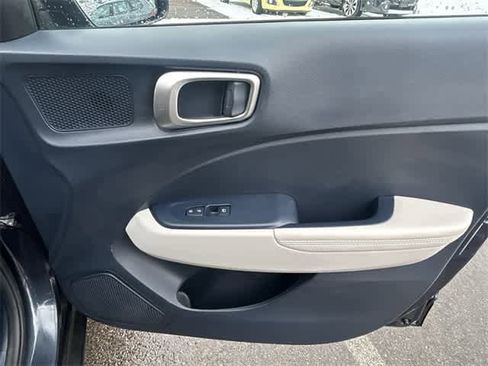 Used 2023 Hyundai Venue Limited image 22