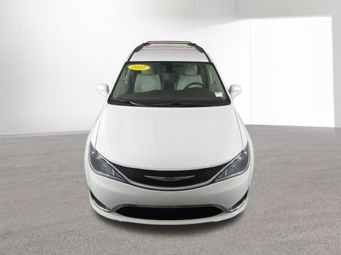 Used 2017 Chrysler Pacifica Touring-L image 42