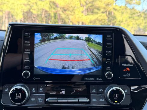 Used 2022 Toyota Highlander XLE image 4