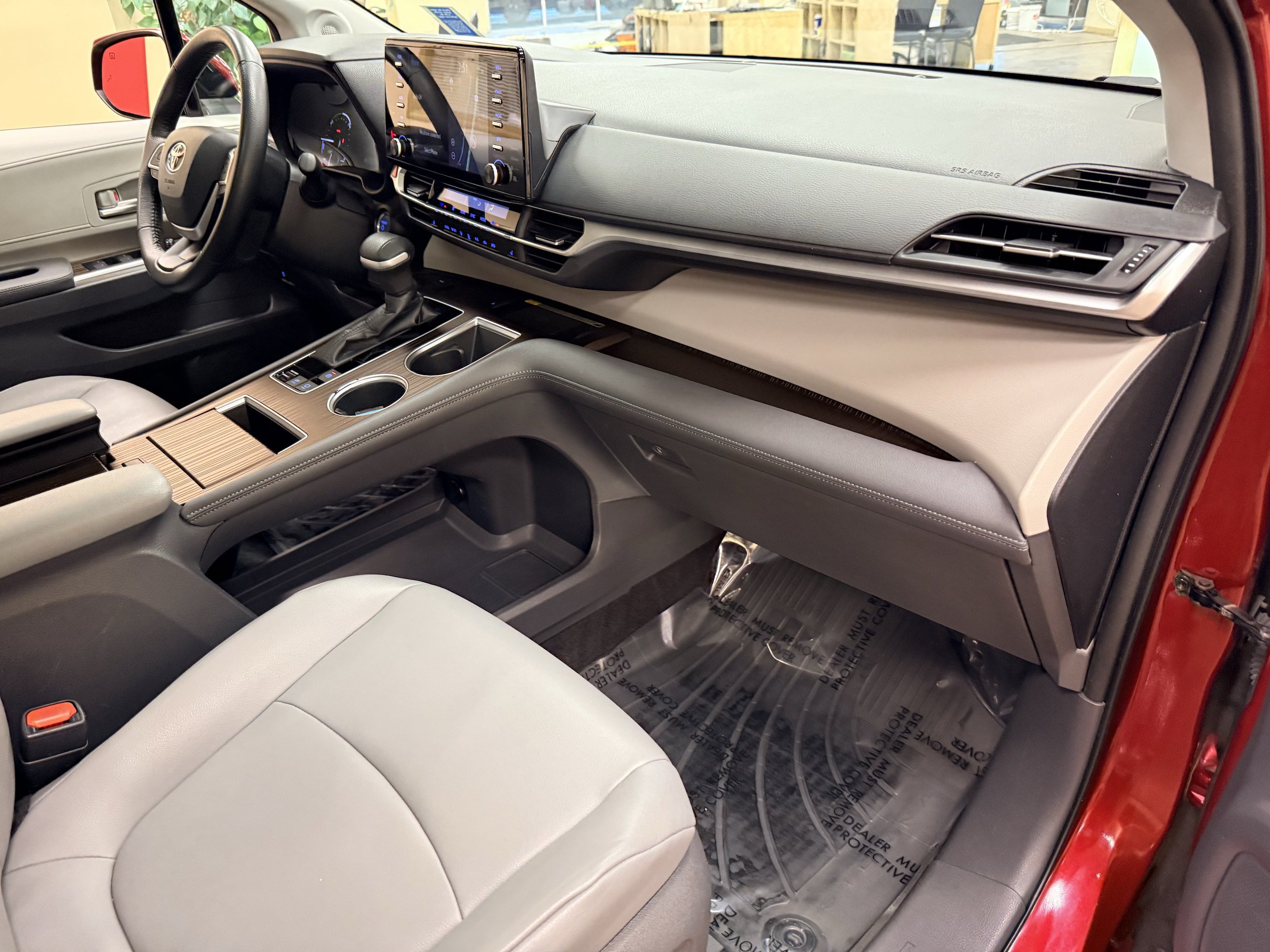 Used 2021 Toyota Sienna XLE w/ XLE Plus Package FWD image 28