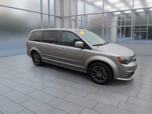 Used 2016 Dodge Grand Caravan SE FWD image 2