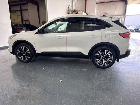 Used 2021 Ford Escape SE w/ SE Sport Appearance Package image 7
