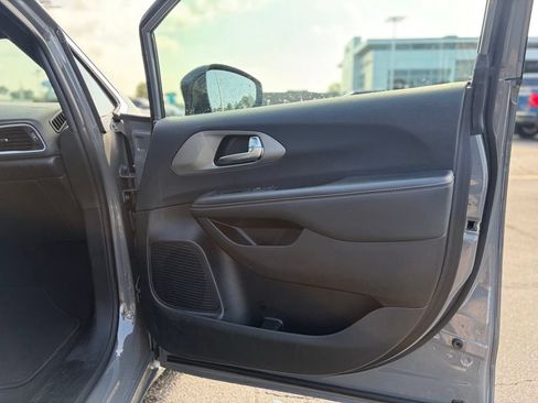 Certified 2025 Chrysler Pacifica Select FWD image 17