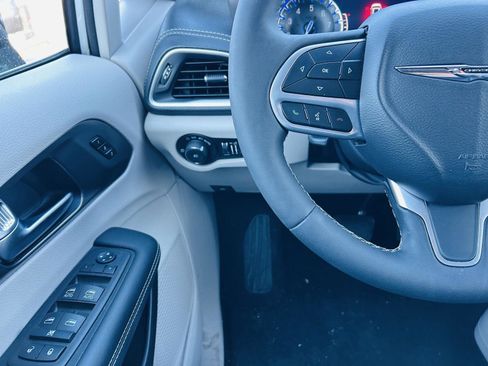 Used 2024 Chrysler Pacifica Touring-L image 17