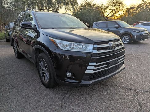 Used 2017 Toyota Highlander XLE image 2