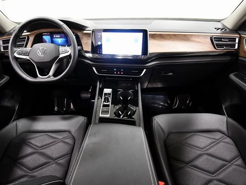 Used 2025 Volkswagen Atlas SE image 3