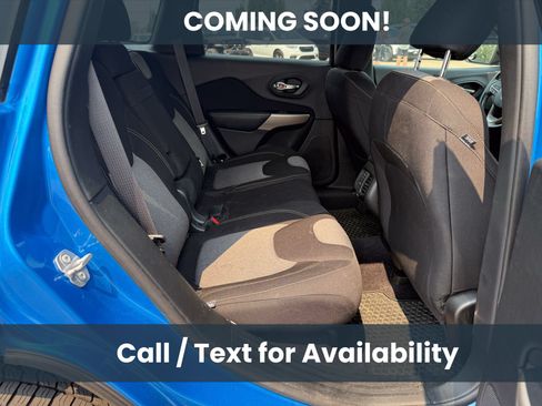 Used 2018 Jeep Cherokee Latitude w/ Altitude Package AWD/4WD image 10