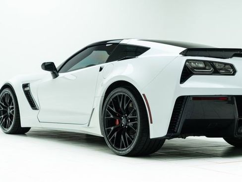 Used 2015 Chevrolet Corvette Z06 w/ 3LZ Preferred Equipment Group image 18