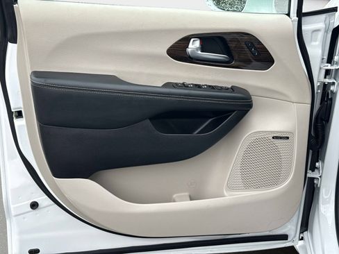 Used 2022 Chrysler Pacifica Limited image 22