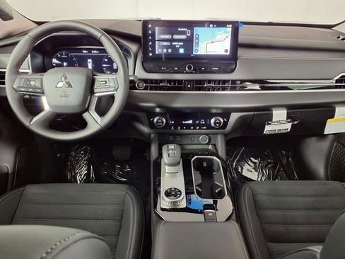 Used 2025 Mitsubishi Outlander SE FWD image 12