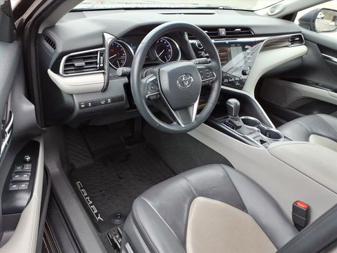 Used 2020 Toyota Camry XLE w/ Navigation Package image 14