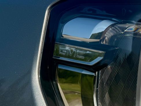 Used 2023 GMC Yukon Denali Ultimate AWD/4WD image 9