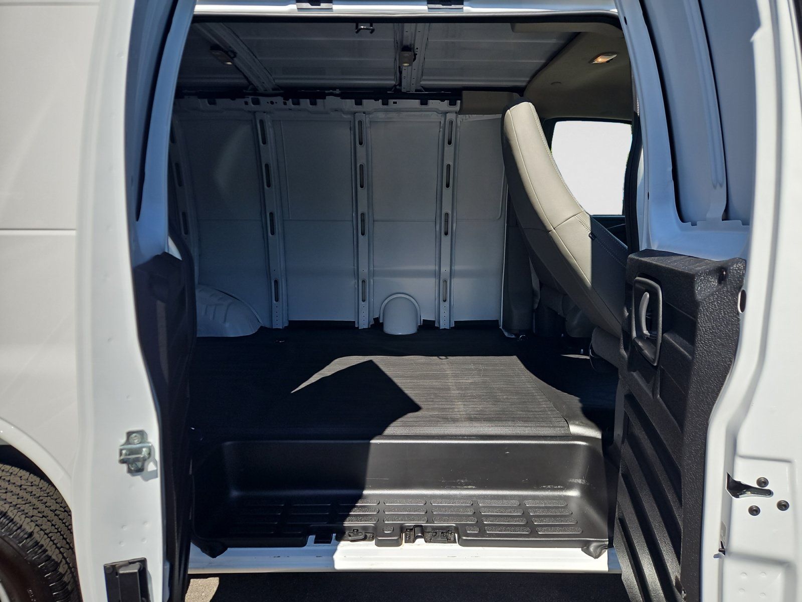 Used 2025 Chevrolet Express 2500 w/ Enhanced Convenience Package RWD image 19