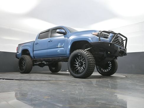 Used 2019 Toyota Tacoma TRD Sport AWD/4WD image 31