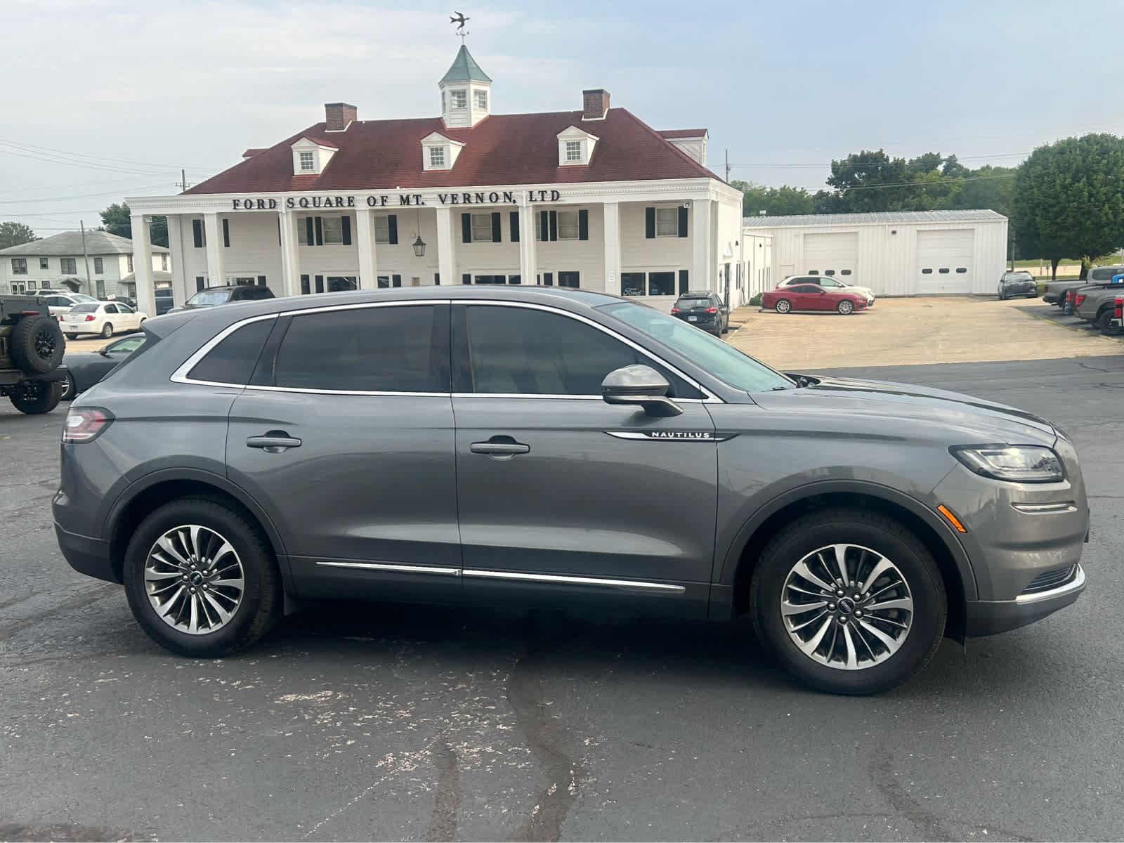 Used 2023 Lincoln Nautilus FWD image 4