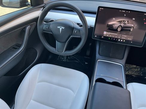 Used 2023 Tesla Model Y Long Range AWD/4WD image 17
