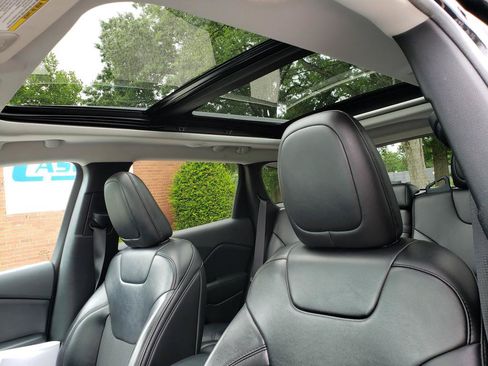 Used 2019 Jeep Cherokee Latitude Plus AWD/4WD image 10