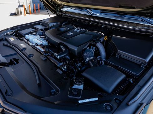 Used 2025 Lexus GX 550 w/ Accessory Package (Z1) image 38