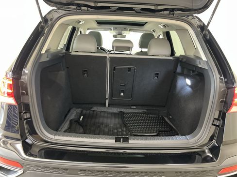 Used 2024 Volkswagen Taos SE w/ Panoramic Sunroof Package FWD image 25
