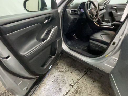 Used 2022 Toyota Highlander XLE AWD/4WD image 29