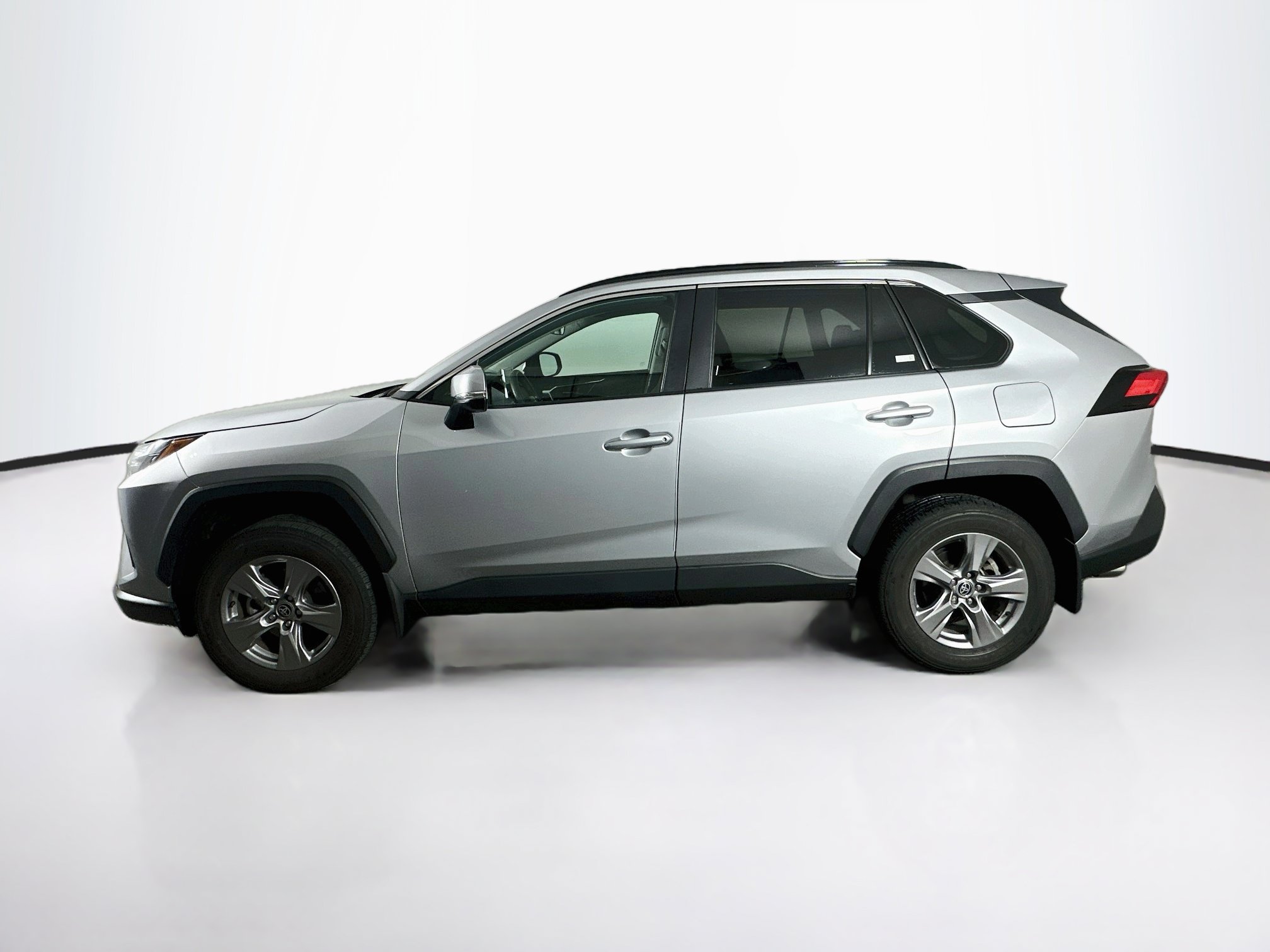 Used 2023 Toyota RAV4 XLE AWD/4WD image 4