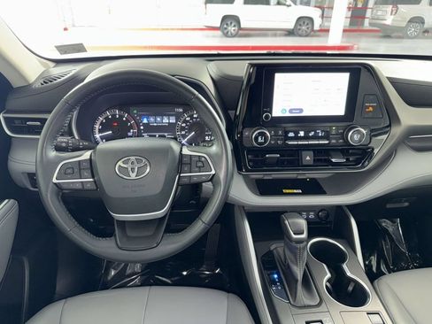 Used 2023 Toyota Highlander XLE AWD/4WD image 16