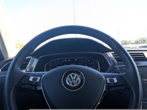 Used 2020 Volkswagen Tiguan SEL image 24