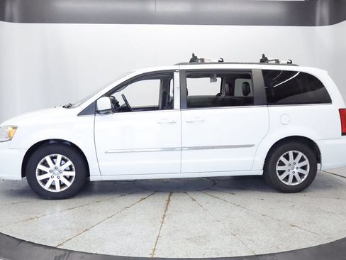 Used 2014 Chrysler Town & Country Touring FWD image 2
