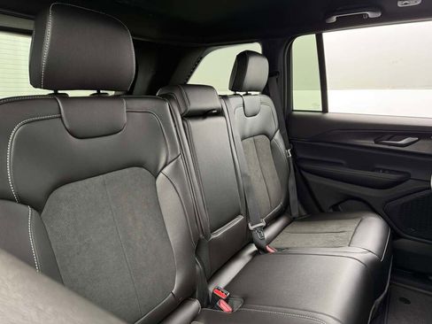 New 2025 Jeep Grand Cherokee Altitude image 21