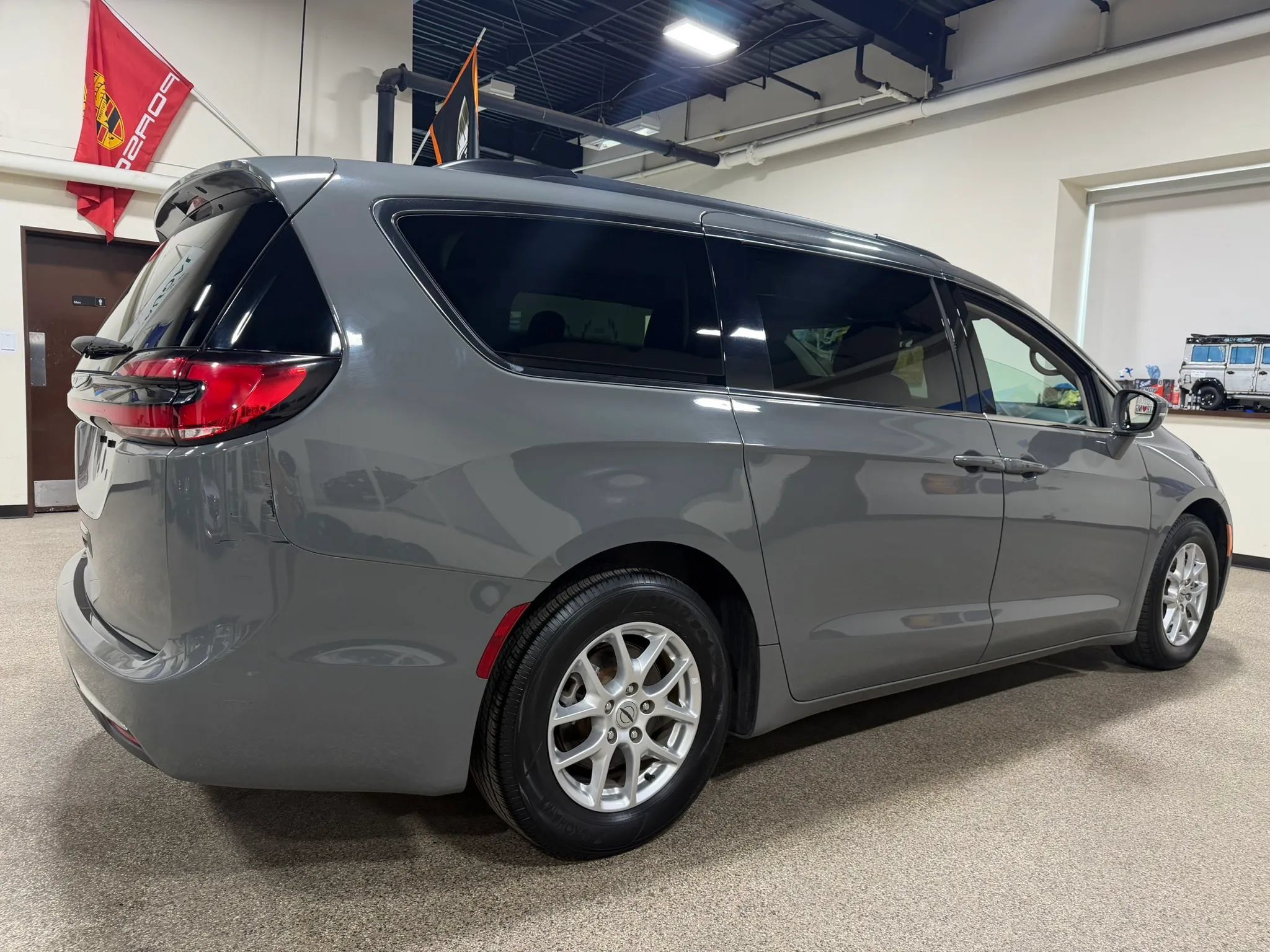Used 2022 Chrysler Pacifica Touring-L FWD image 16